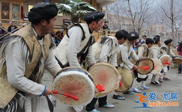 男子中大獎(jiǎng)墓地?cái)[200桌酒席還愿，中大獎(jiǎng)墓地?cái)[席還愿[中大獎(jiǎng)]？