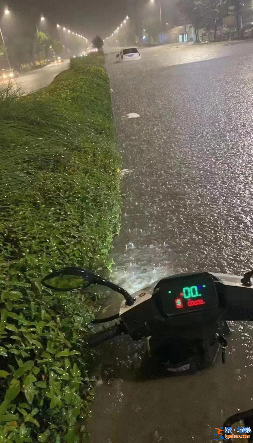 部分地區(qū)積水可達成人頸部 大量群眾被困？