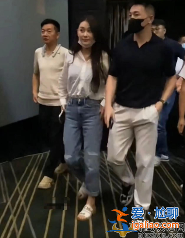 張馨予何捷罕見同框！夫妻倆大秀恩愛，網(wǎng)友留言太真實