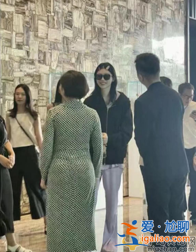 何猷君夫婦同框!奚夢(mèng)瑤素顏曝光，面黃肌瘦嘴唇發(fā)白