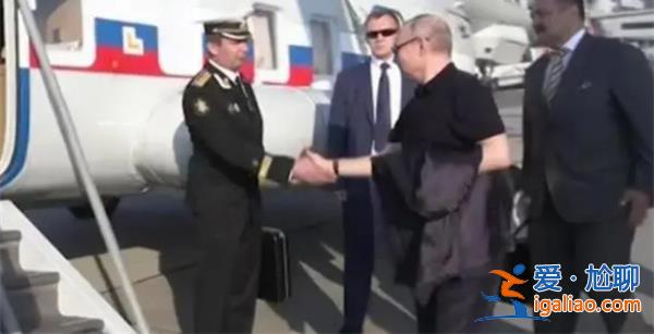 普京為拎“黑手提箱”軍官整理軍裝，這名軍官是何人[黑手提箱]？