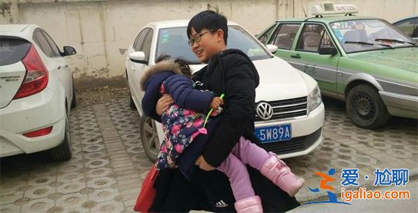 男子帶娃乘車被擠強坐女乘客腿上，為什么坐在腿上[娃 孩子]？
