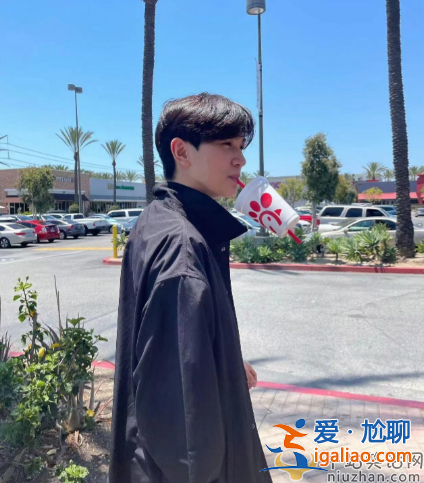 張智霖兒子罕見曝光！正臉精致立體似混血，身旁長腿女生吸睛