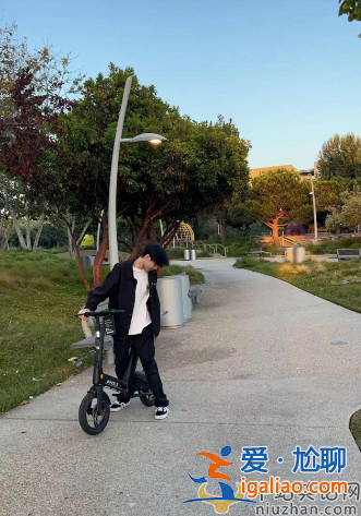 張智霖兒子罕見曝光！正臉精致立體似混血，身旁長腿女生吸睛