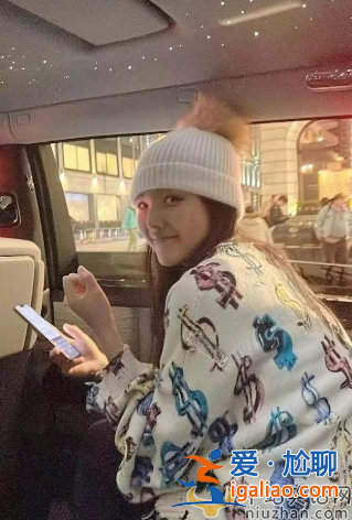 張智霖兒子罕見曝光！正臉精致立體似混血，身旁長腿女生吸睛