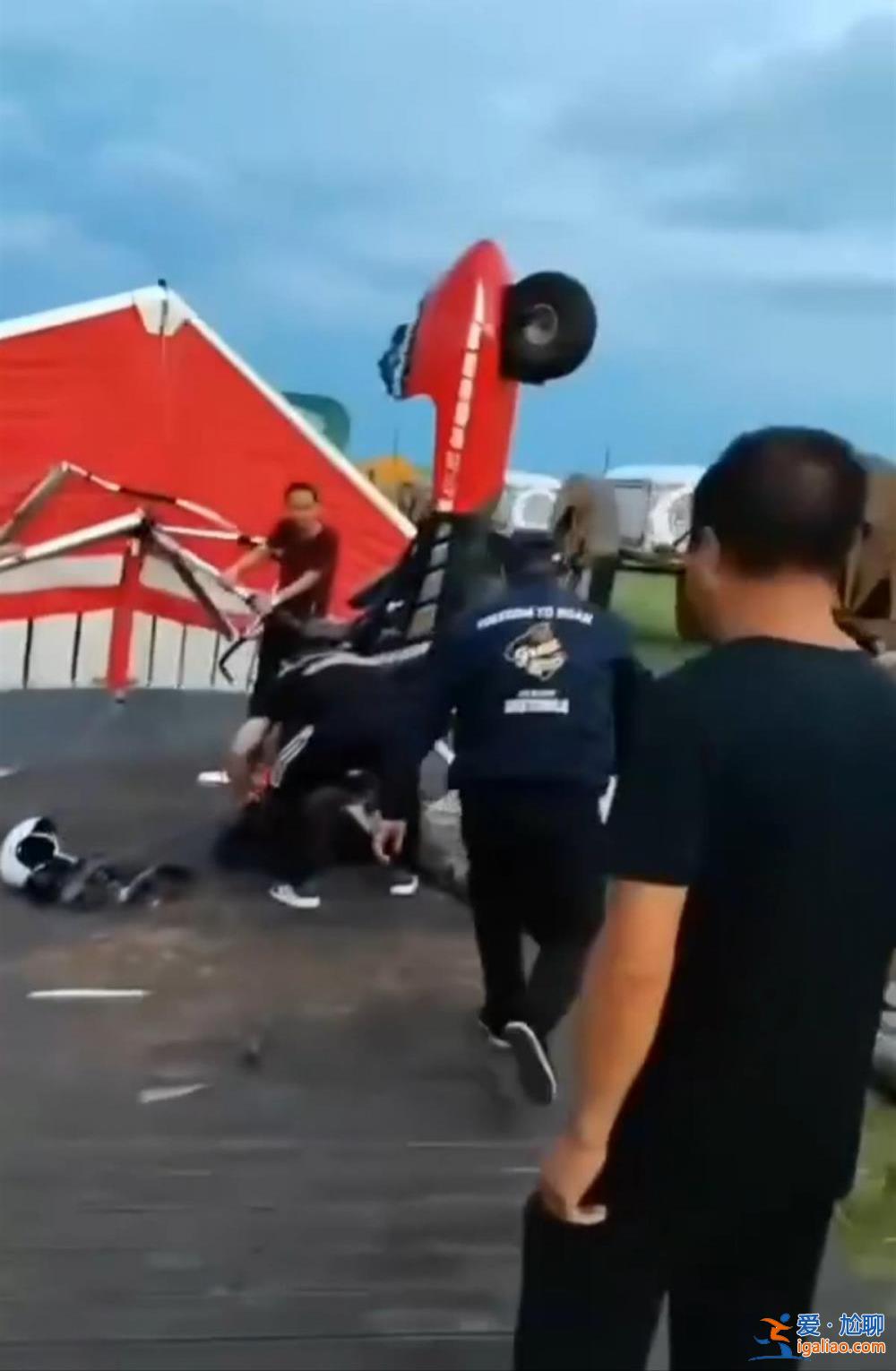 內(nèi)蒙古景區(qū)內(nèi)三角翼飛機(jī)墜落致兩人死亡 景區(qū)曾稱是謠言 多部門介入？