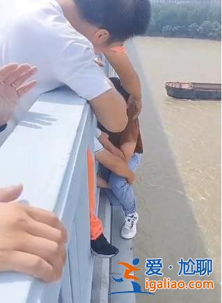南京一男子欲跳長江大橋輕生 路人接力救援將其拉上岸？