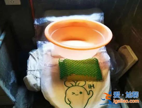 住漂亮老房子上海阿婆卻苦不堪言|上廁所都要撐傘[上海]？