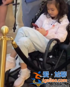 范志毅一家三口罕見同框！張夢瑾逆生長太吸睛