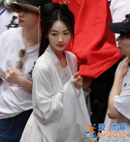 于正回應(yīng)吳謹(jǐn)言兩年沒(méi)戲?吳謹(jǐn)言為什么被央視點(diǎn)評(píng)