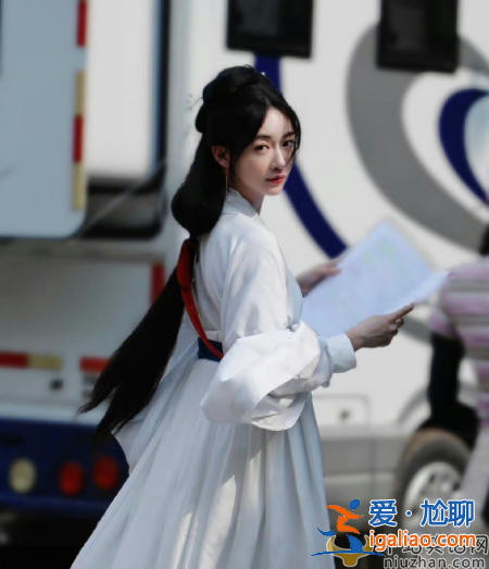 于正回應(yīng)吳謹(jǐn)言兩年沒(méi)戲?吳謹(jǐn)言為什么被央視點(diǎn)評(píng)