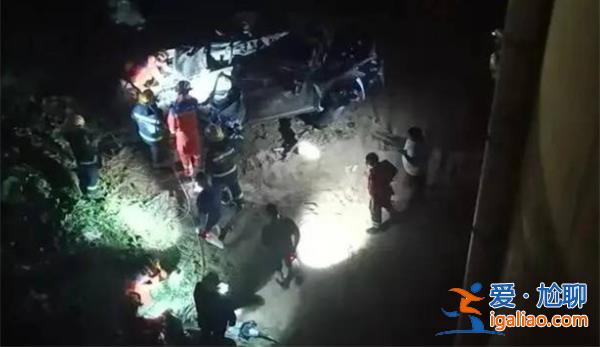 鄭州暴雨，一轎車飛下高架橋，傷亡如何[一轎車]？