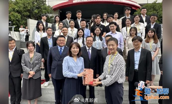 大陸師生訪臺團首站到訪臺積電 團長、乒乓球世界冠軍丁寧接受贈禮？