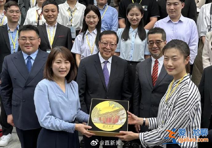 大陸師生訪臺團首站到訪臺積電 團長、乒乓球世界冠軍丁寧接受贈禮？