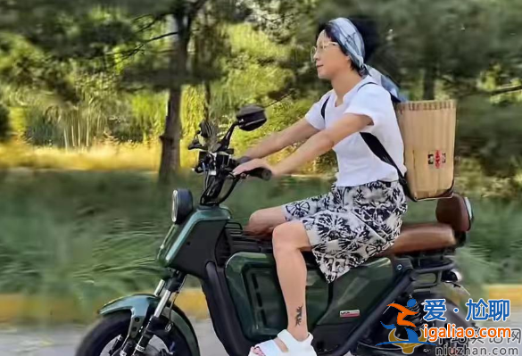 羅嘉良老婆蘇巖近況曝光！倫敦獨自坐地鐵滿臉滄桑