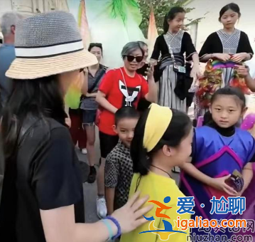 梅婷一家四口罕見同框!法國游行發(fā)傳單女兒高挑顏值似媽