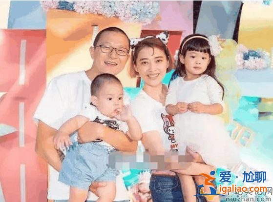 梅婷一家四口罕見同框!法國游行發(fā)傳單女兒高挑顏值似媽