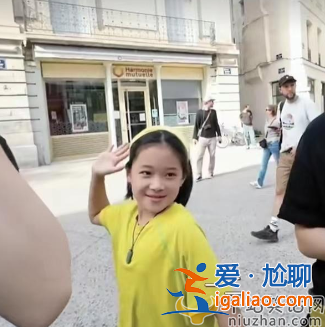 梅婷一家四口罕見同框!法國游行發(fā)傳單女兒高挑顏值似媽