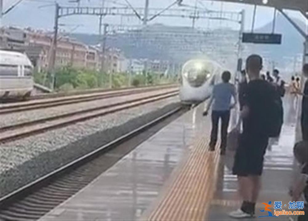 警方證實(shí)溫嶺火車站有人跳軌 該男子已無(wú)生命體征？