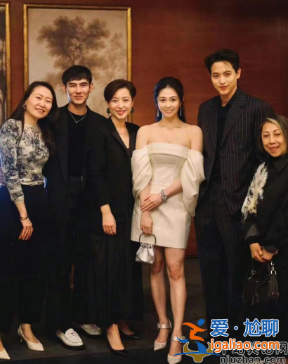 邱淑貞女兒罕見(jiàn)曝光!海邊秀白皙美腿，與皇室公主相擁顯親密
