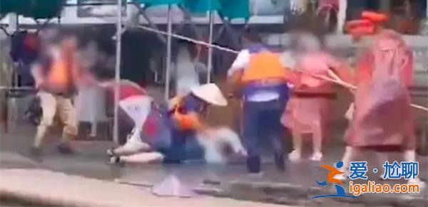 陽朔通報景區(qū)筏工毆打游客：筏工被拘公司領導停職？