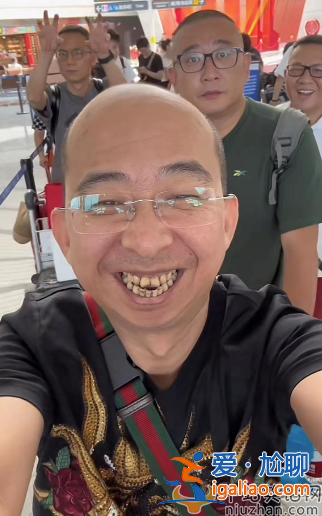 巨興茂近況曝光！游新加坡露黑牙太邋遢