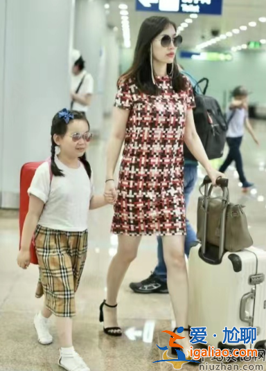 王寶強(qiáng)離婚后首次示愛女兒!女兒由前妻馬蓉?fù)狃B(yǎng)奢侈品不離身
