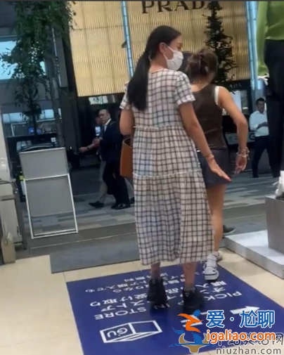 那英被網(wǎng)暴后首次現(xiàn)身！與女兒逛店接地氣