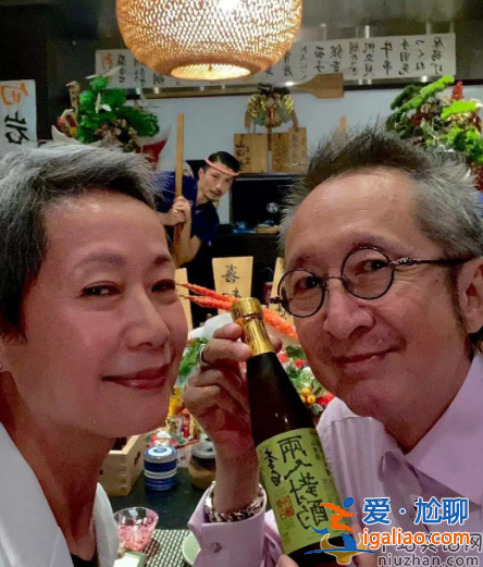 葉童和老公陳國(guó)熹罕見(jiàn)曬照！慶結(jié)婚35年發(fā)花白無(wú)子女