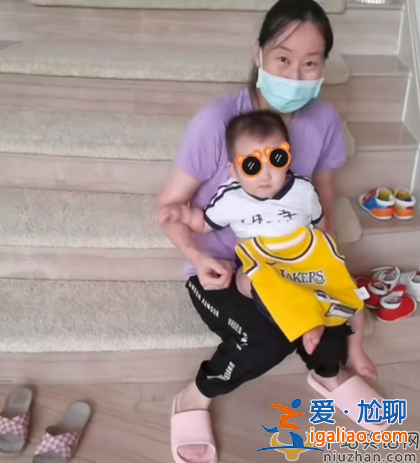 鄭愷一家四口罕見同框，苗苗身材纖瘦小蠻腰搶鏡