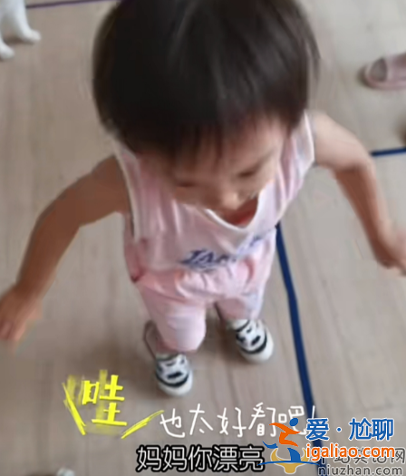 鄭愷一家四口罕見同框，苗苗身材纖瘦小蠻腰搶鏡