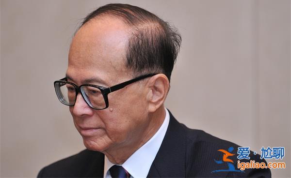 李嘉誠(chéng)香港七折賣(mài)房首期當(dāng)天售罄|市民排隊(duì)數(shù)小時(shí)才進(jìn)入售樓處[市民排隊(duì)]？