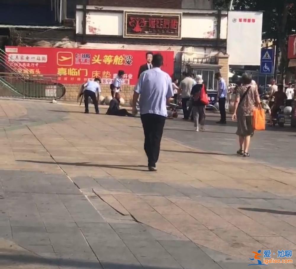 兇手被人潑茶水扔水桶后停手？