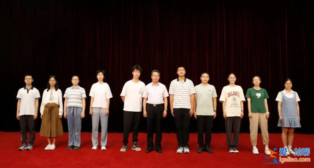 國家知識產(chǎn)權(quán)局職工子女10人被清北錄取 局長當(dāng)面祝賀？