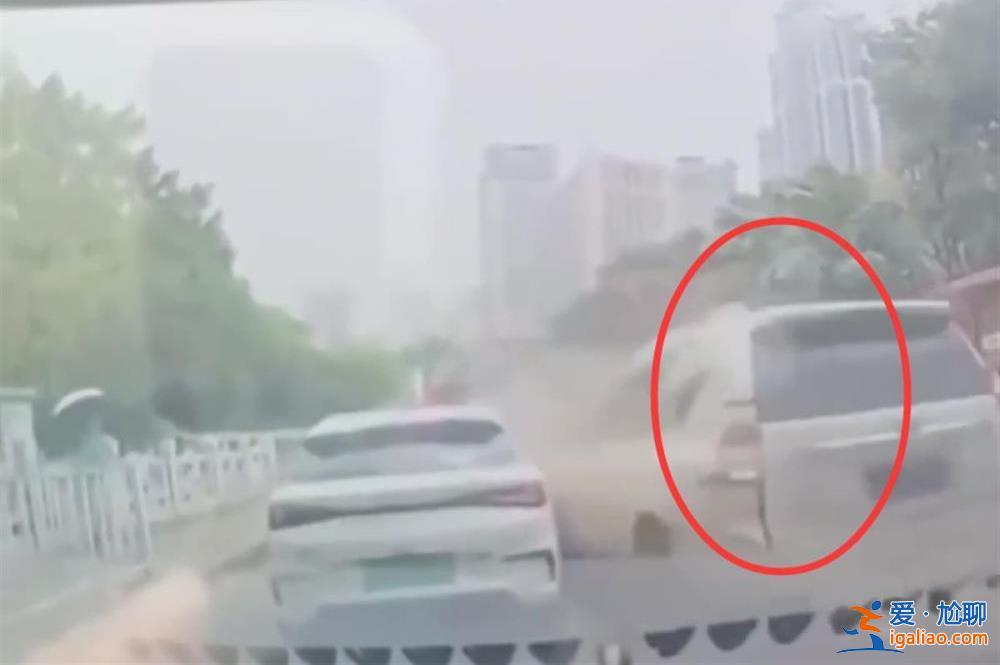 有司機駕車攔截被頂著前行？
