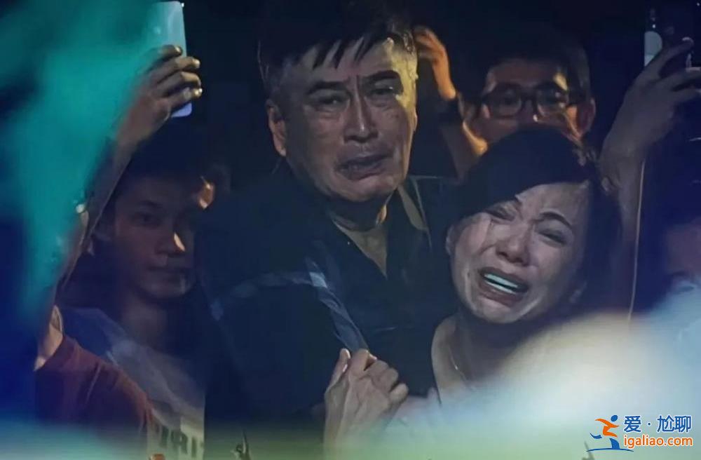 兒子被大砍刀圍住后入伙？