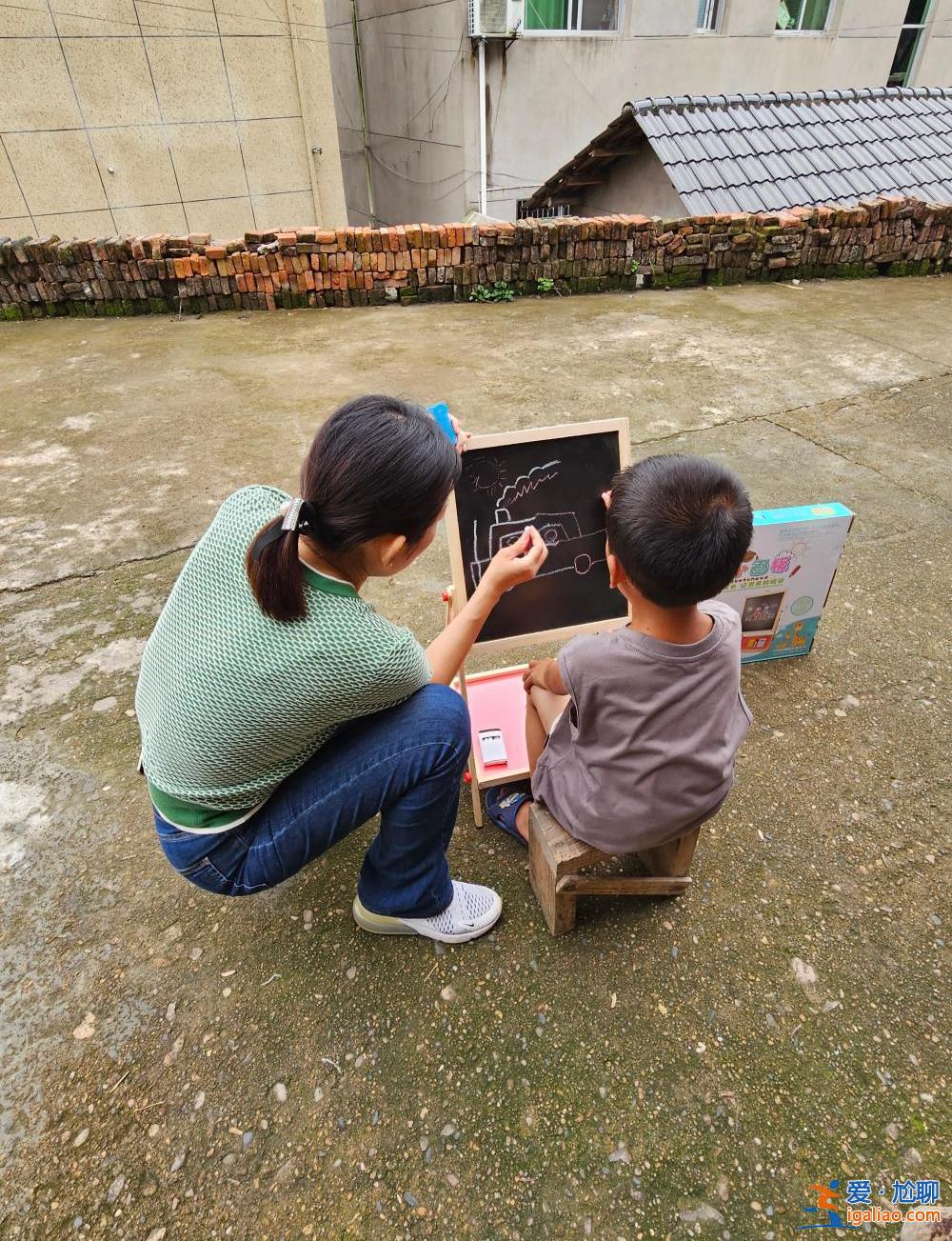 父親病亡母親失蹤 “做夢都想進校園”？