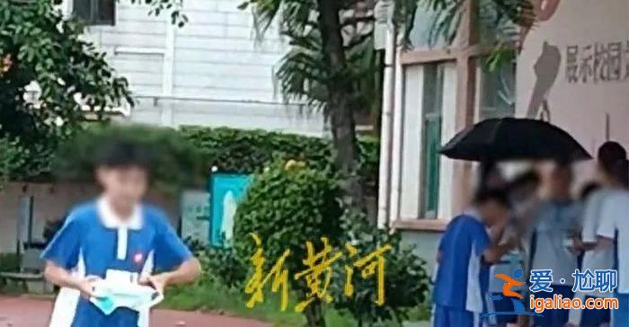 深圳一學(xué)校把未在校內(nèi)訂餐學(xué)生趕出教室淋雨吃飯？教育局已介入調(diào)查？