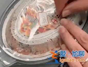 乘客坐高鐵花35元買盒飯 發(fā)現(xiàn)15元標(biāo)價(jià)被貼紙蓋住 12306回應(yīng)？