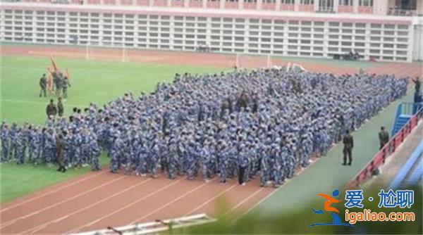 軍訓順拐同學組成方隊，注意方隊的這一點[注意方隊]？