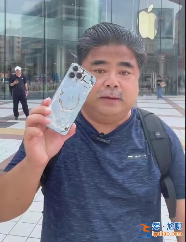 演員劉金蘋果店外怒砸手機，發(fā)誓此生不買iPhone，售后霸道又傲慢？