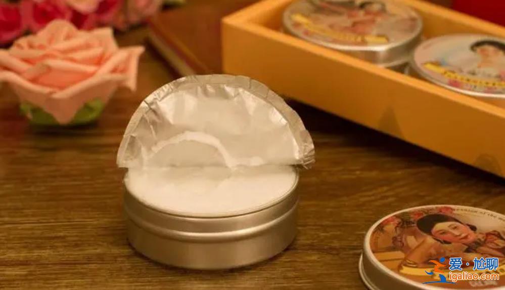 小伙誤把奶茶贈品當(dāng)雪糕吃[誤把]？