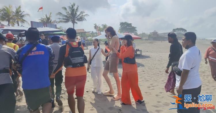 我想幫他 但海浪將我們分開(kāi)？