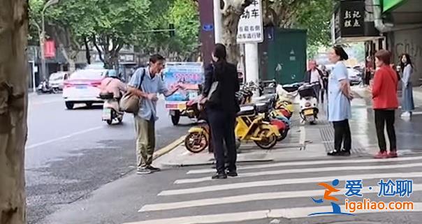 男子稱丟200元街頭崩潰大哭引發(fā)網(wǎng)友討論[男子]？