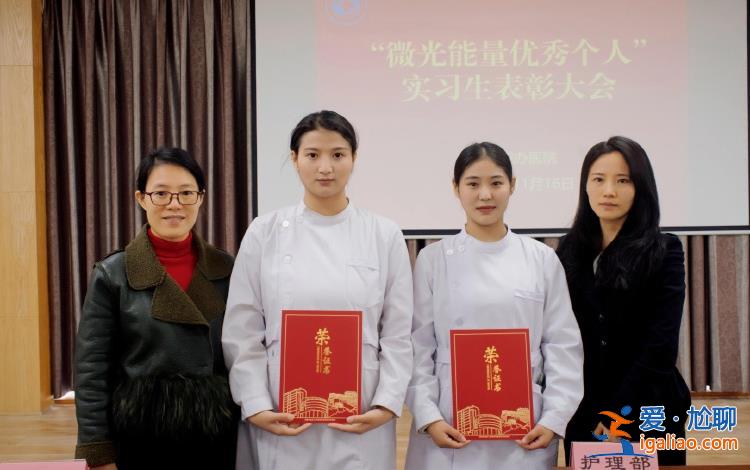 四川成都跪地救人的甘孜姑娘獲表彰 婉拒獎金希望把這錢給更需要的人？