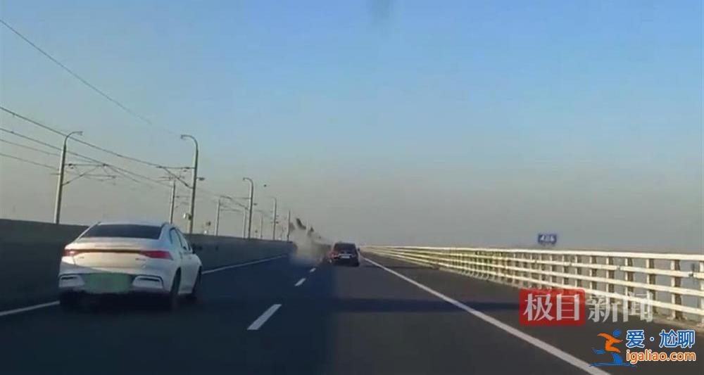 南京一摩托車超車后追尾前方車輛 騎手被撞飛后墜湖不幸身亡？