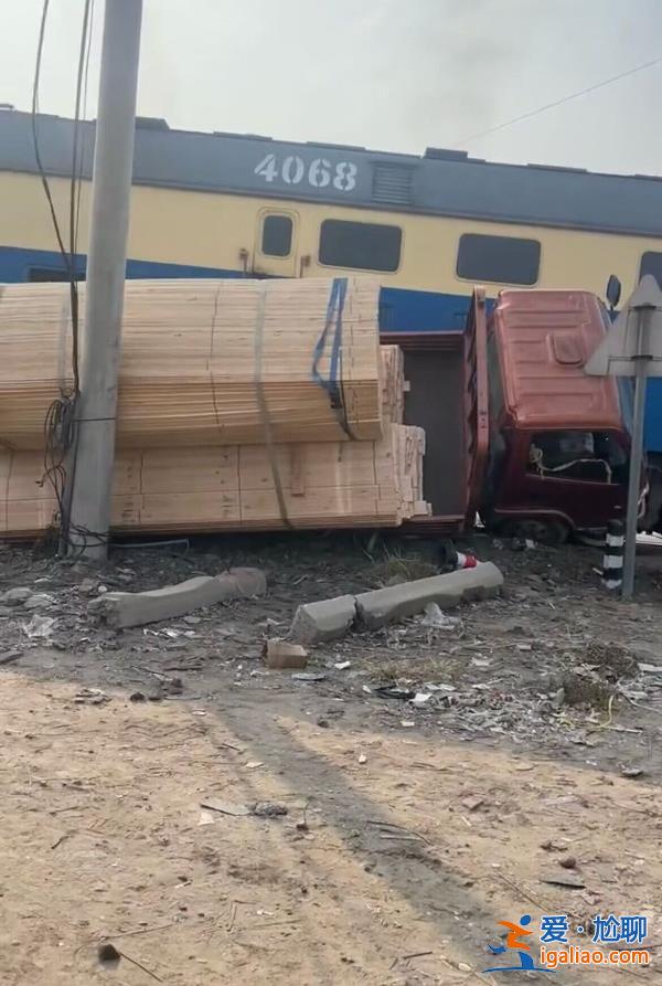 河北黃驊市一貨車與火車相撞？
