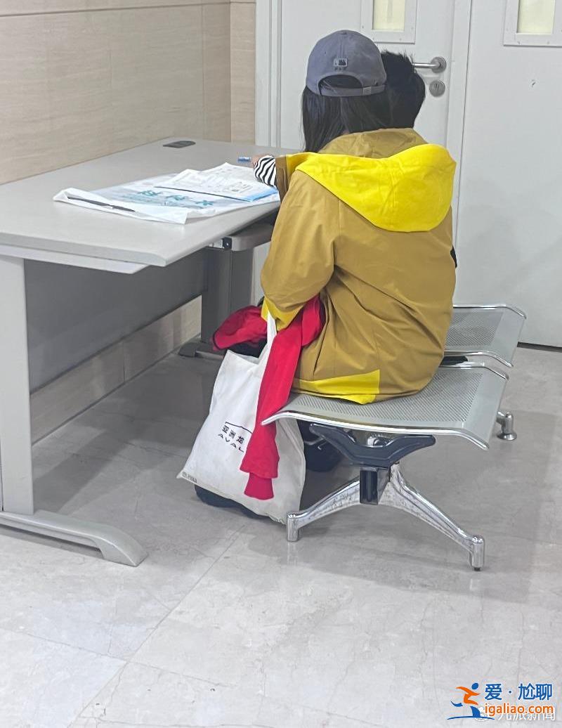 家屬稱住院等5天 有孩子邊輸液邊做作業(yè)？