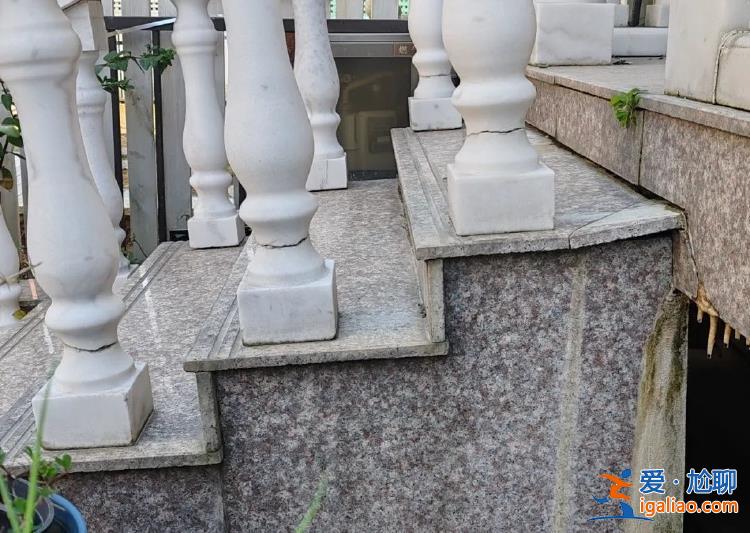 樓梯斷裂地磚開裂 上海知名樓盤發(fā)生沉降 最深“塌陷”處達(dá)20厘米？