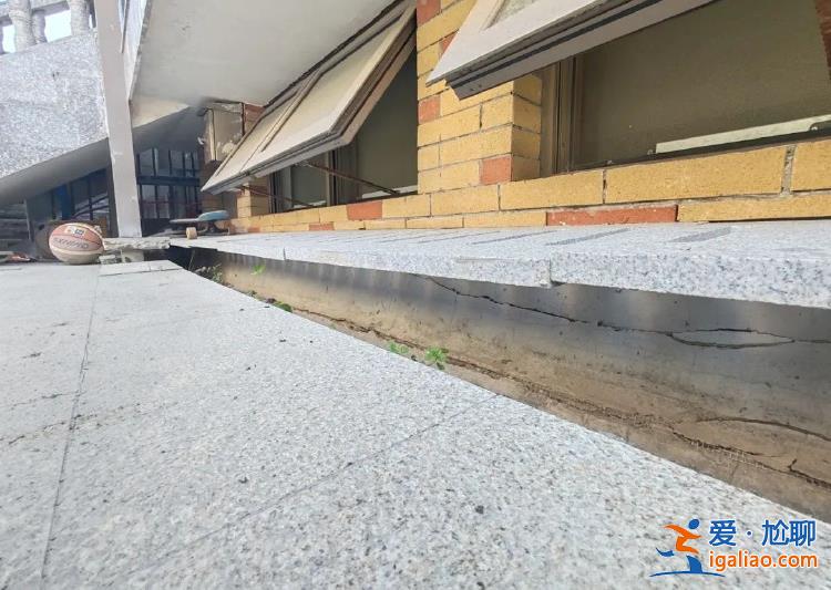 樓梯斷裂地磚開裂 上海知名樓盤發(fā)生沉降 最深“塌陷”處達(dá)20厘米？